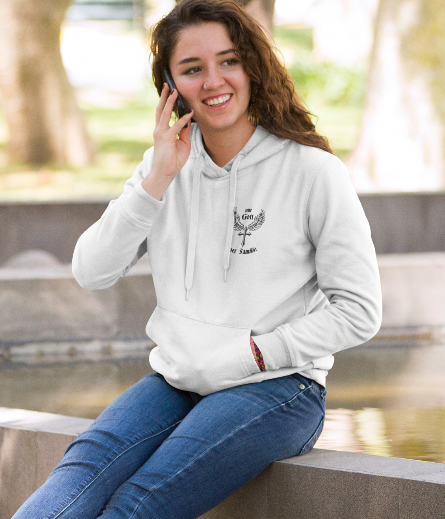 Damen Hoodie- Nur Gott über Familie